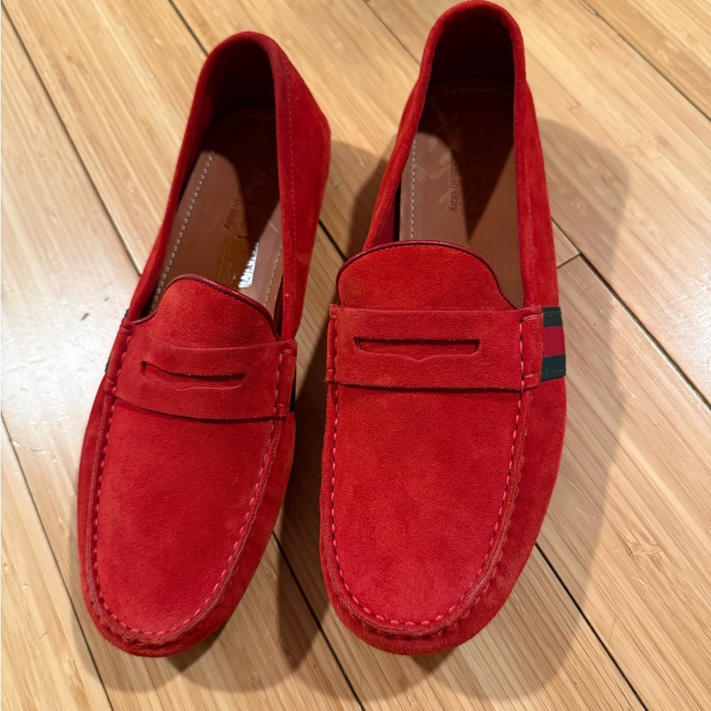 NWOT Men’s New Gucci Red Suede Loafers with Classic Moccasin Design - Size 8.5